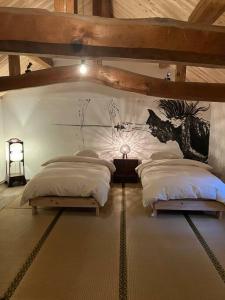 um quarto com três camas num quarto em １日１組様限定「レジデンス」 em Nagano