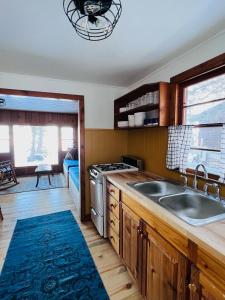 uma cozinha com um lavatório e um fogão em Kona Kona Resort & Cabins em Laporte