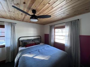 Laporte的住宿－Kona Kona Resort & Cabins，一间卧室配有一张床和吊扇