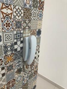 uma parede de azulejos com dois urinóis numa casa de banho em Apt05-06-07 no centro,a 800mts do pátio do forró em Caruaru