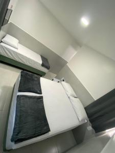 A bed or beds in a room at Suíte com banheiro privativo em Pousada recém construída,a 500mts do pátio do forró