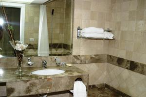 Koupelna v ubytování Castel Mare Beach Hotel & Resort + 21 fotografií