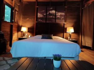 Tempat tidur dalam kamar di Chéel lodge & Camping