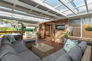 圣殿海岬Crowford Sands的带沙发和玻璃天花板的客厅