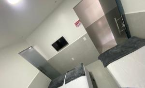 A television and/or entertainment centre at Suíte com banheiro privativo em Pousada recém construída,a 500mts do pátio do forró