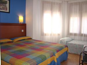 Кровать или кровати в номере Hostal Platja