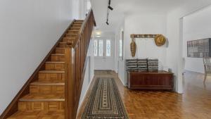 - un couloir avec des escaliers et un tapis à l'étage dans l'établissement Family Beachhouse - Waterfront Ettalong Beach, à Ettalong Beach 7 autres photos