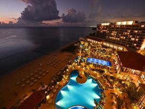 糸満市にある琉球ホテル＆リゾート 名城ビーチのホテルとビーチの夜景を望めます。