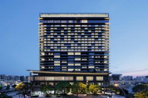 横浜市にあるウェスティンホテル横浜の窓が多い高層ビル