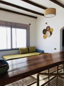 sala de estar con sofá y mesa de madera en WAYTAY en Cafayate