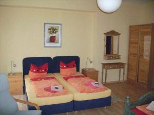 - une chambre avec 2 lits et des oreillers rouges dans l'établissement Hotel Dänholm, à Stralsund