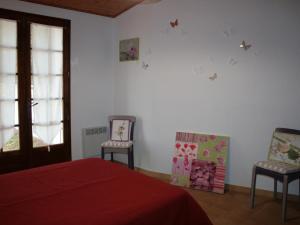 ein Schlafzimmer mit 2 Stühlen, einem Bett und einem Fenster in der Unterkunft Maison La Tranche-sur-Mer, 2 pièces, 2 personnes - FR-1-22-218 in La Tranche-sur-Mer
