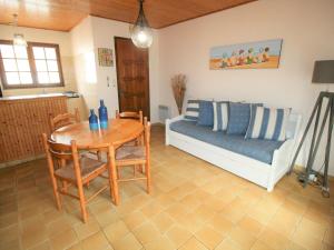 ein Wohnzimmer mit einem Sofa und einem Tisch in der Unterkunft Maison La Tranche-sur-Mer, 2 pièces, 2 personnes - FR-1-22-218 in La Tranche-sur-Mer