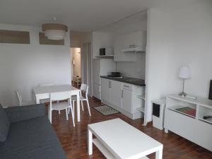 Kuchyňa alebo kuchynka v ubytovaní Studio Cabine Rénové avec Garage à 2 Pas de la Plage - Clim, Fibre, Animaux OK - FR-1-715-1