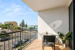 Μπαλκόνι ή βεράντα στο Unit 65 Grand Pacific Resort Bulcock St Caloundra +2 φωτογραφίες
