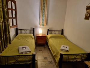 sypialnia z dwoma łóżkami i lampą na stole w obiekcie Cardones de Molinos w mieście Molinos +6 zdjęć