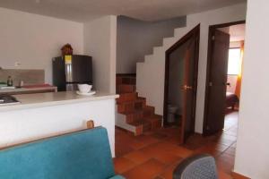 cocina con escalera y silla azul en Hermosa casa en Villa de Leyva, en Villa de Leyva