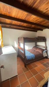 1 dormitorio con 1 litera en una habitación en Hermosa casa en Villa de Leyva, en Villa de Leyva