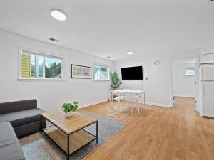 uma sala de estar com um sofá e uma mesa em Bright, Quiet and Modern 1Bdr Apartment in Millvale, Lawrenceville em Pittsburgh