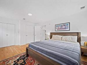 um quarto com uma cama grande e um tapete em Bright, Quiet and Modern 1Bdr Apartment in Millvale, Lawrenceville em Pittsburgh