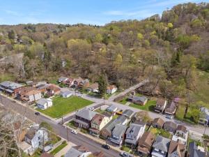 uma vista aérea de um bairro residencial com casas em Bright, Quiet and Modern 1Bdr Apartment in Millvale, Lawrenceville em Pittsburgh