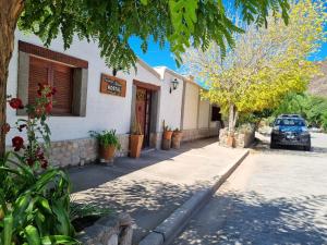 un edificio con un coche aparcado delante de él en Cardones de Molinos en Molinos