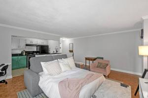een woonkamer met een bed en een keuken bij 21st floor condo in the center of Atlanta in Atlanta