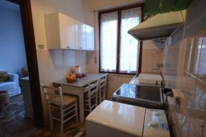 uma cozinha com um lavatório e uma bancada em Casa Tra Il Verde E Il Blu em Génova