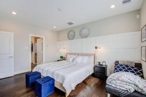 a bedroom with a large white bed and a couch at Cozy Downtown Modern Townhome in Houston