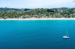 欧尼坦基Bach on the Beach - Coast & Country的享有水上和海滩的空中景色