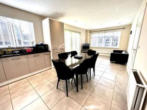 a kitchen and dining room with a table and chairs at Fantastic Holiday Home in Laindon