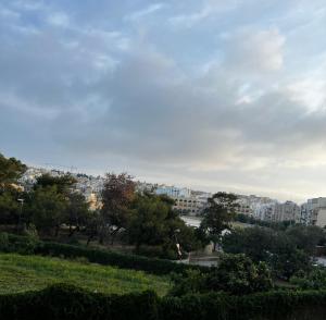 vistas a una ciudad con edificios y árboles en Guesthouse No. 48, en Msida