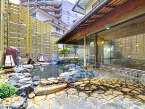 uma piscina de água em frente a um edifício em Furuya Ryokan em Atami