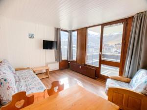 Televízia a/alebo spoločenská miestnosť v ubytovaní Studio confortable proche pistes et commerces avec balcon - FR-1-502-498