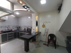 kuchnia z czarnym blatem w pokoju w obiekcie Mini villa dakhla w mieście Dakhla