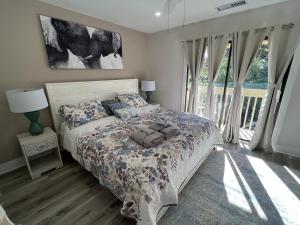 a bedroom with a bed and a large window at Spacious, cozy villa w/parking in Coligny Villas in Hilton Head Island