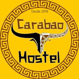 un emblema amarillo con un logotipo de cena. en CARABAO Hostel, en Soure