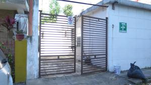 an entrance to a garage with a wooden gate at Posada María Elvia Villahermosa in Villahermosa