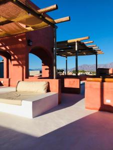 ein Schlafzimmer mit einem Bett in einem Gebäude in der Unterkunft WAYTAY in Cafayate