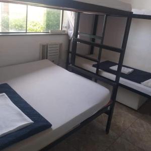 Zimmer mit 2 Etagenbetten und einer Leiter in der Unterkunft hostel Sereia do itapua in Salvador