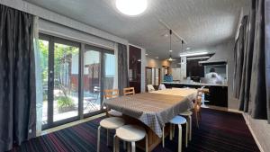 Köök või kööginurk majutusasutuses Luxury Japanese Villa with Garden Near Kansai Airport & Premium Outlets 和風庭園豪邸