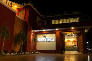 un vrai panneau devant un bâtiment la nuit dans l'établissement Hotel Casa Real Cholula, à Cholula