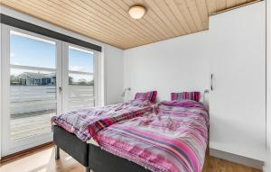 ノーポにあるAmazing Home In Nordborg With 3 Bedrooms And Wifiのベッドルーム1室(ベッド1台、大きな窓付)
