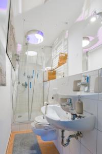 Koupelna v ubytování Zentral gelegenes Premium-Apartment mit viel Tageslicht + 37 fotografií