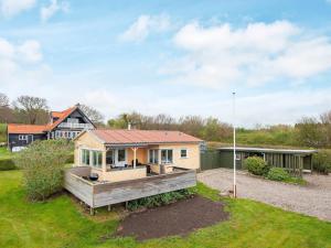 ein Haus mit einer großen Terrasse im Hof in der Unterkunft Holiday home Broager in Broager