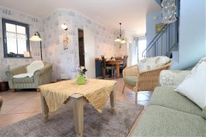 a living room with a couch and a table at Ferienhäuser Uns Lütt Hus in Dierhagen