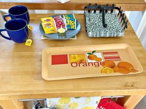 stół do zabawek z pudełkiem pomarańczy w obiekcie Holiday home JERNA w mieście Järna