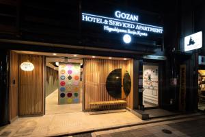 un negozio di fronte a un hotel con un cartello sopra di GOZAN HOTEL & SERVICED APARTMENT Higashiyama Sanjo a Kyoto