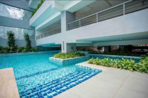 Het zwembad bij of vlak bij Stylish 2BR Apartment at Neu Suites, Kuala Lumpur