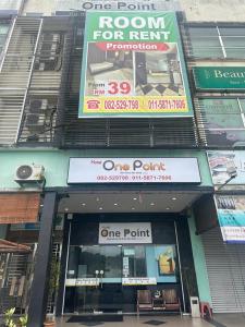 クチンにあるOne Point Hotel @ Airport (Kuching)の建物脇の看板店